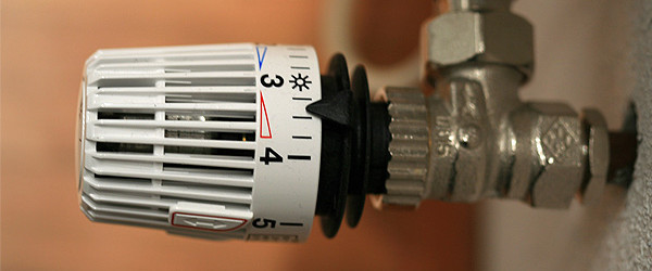 Thermostat an Heizung (Quelle: pixelio.de - Rainer Sturm)