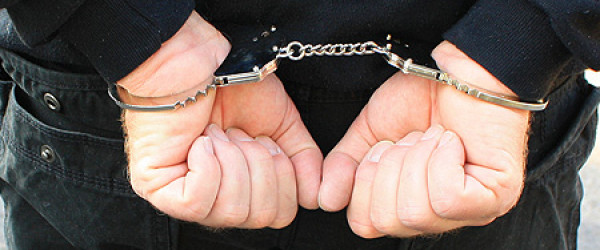 Person mit Handschellen (Quelle: pixelio.de - Rike)