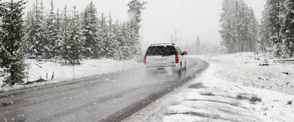 Auto auf schneebedeckter Stra&szlig;e (Quelle: pixabay)
