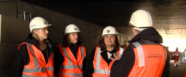 Isabel Cademartori (3. von links) l&auml;sst sich die Baustelle zeigen (Quelle: RIK)