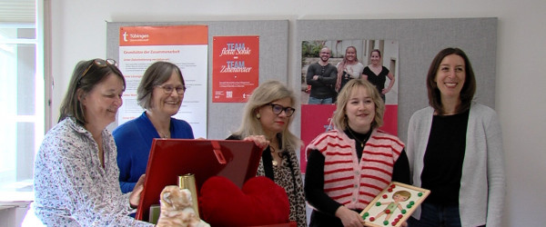 Frauen mit der Starke-Kinder-Kiste (Quelle: RIK)