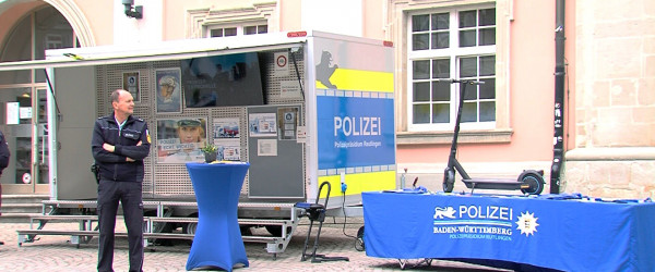 Polizist und E-Scooter in Rottenburg (Quelle: RIK)