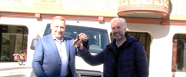 &Uuml;bergabe barrierefreier Bus von Boris Palmer an Vitalii Maletskyi (Quelle: RIK)