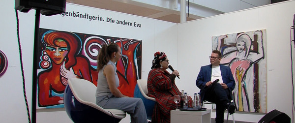 Elvira Bach im Gespr&auml;ch (Quelle: RIK)
