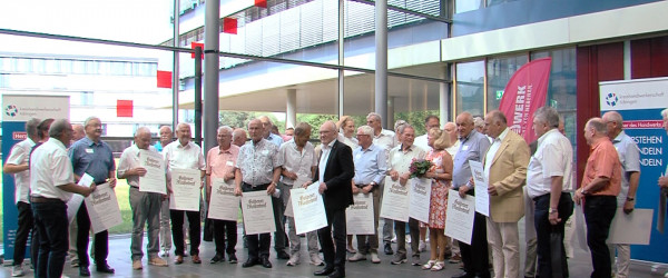 Die &Uuml;bergabe der goldenen Meisterbriefe (Quelle: RIK)