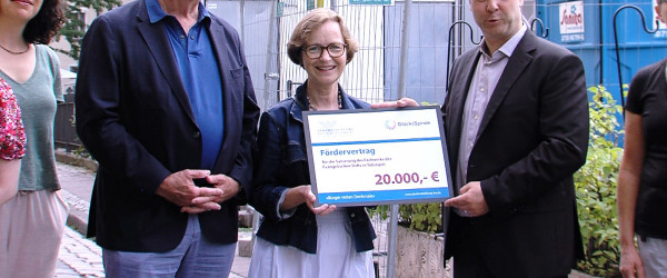 Scheck&uuml;bergabe (Quelle: RIK)