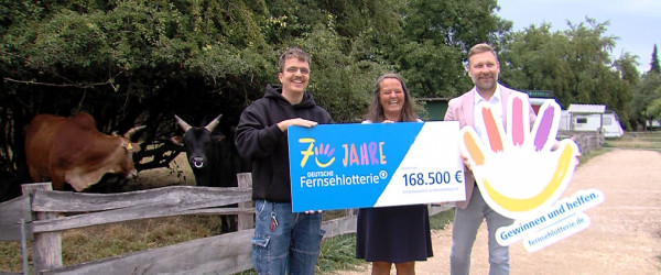 Fernsehlotterie &uuml;bergibt Scheck (Quelle: RIK)
