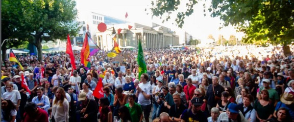 "Mut statt Wut" - Demozug f&uuml;r Vielf&auml;ltigkeit und Toleranz (Quelle: Instagram/pulseofeurope_stuttgart/vhs_stuttgart/omas_gegen_rechts_stuttgart)